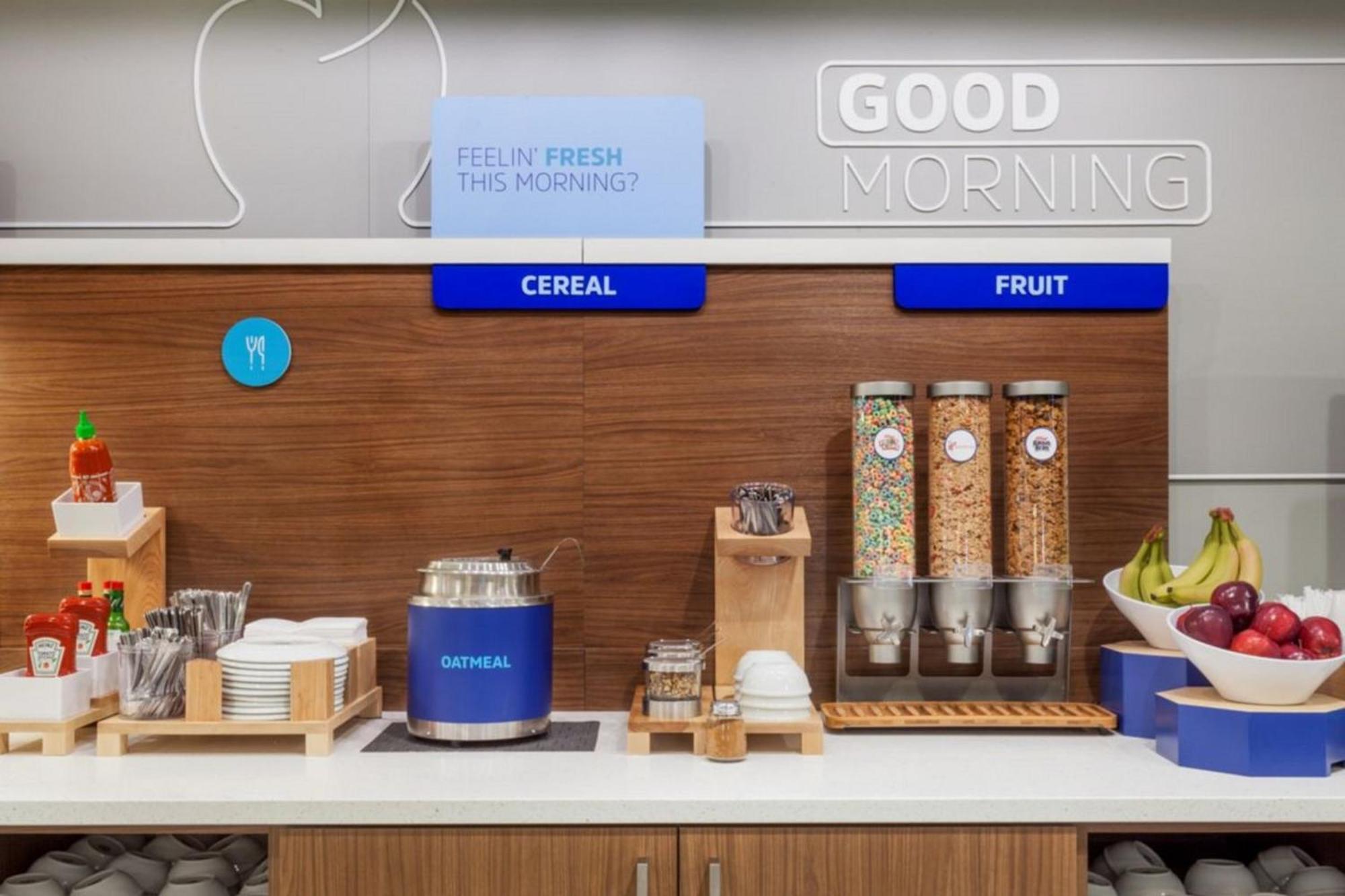 Holiday Inn Express & Suites - Toronto Airport South By Ihg Ngoại thất bức ảnh